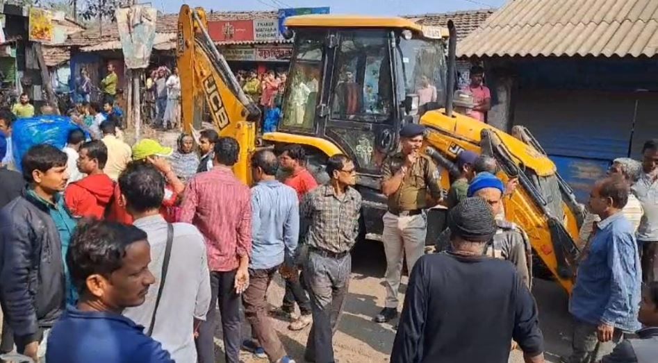 কোলাঘাটে নতুন রেলব্রীজ নির্মাণের পরিপ্রেক্ষিতে ৭০ টি দোকান উচ্ছেদ কর্মসূচিতে দোকানদার পরিবারের বাধাদান,পুলিশের সাথে ধস্তাধস্তি!