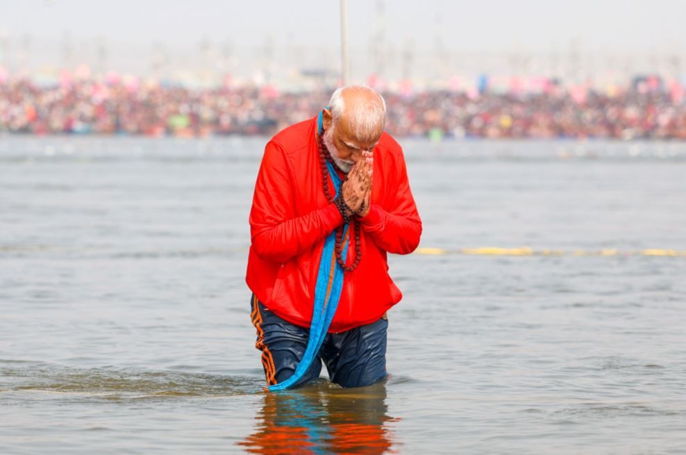 মহাকুম্ভে ত্রিবেণী সঙ্গমে ডুব দিলেন প্রধানমন্ত্রী!