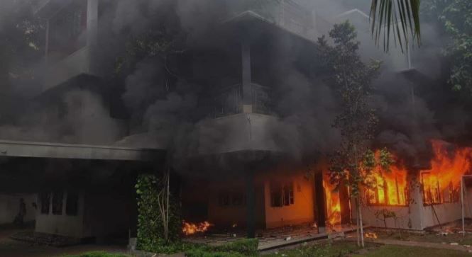 ঢাকাতে   ধূলিসাৎ বঙ্গবন্ধুর স্মৃতিবিজড়িত ৩২ ধানমন্ডির বাড়ি!