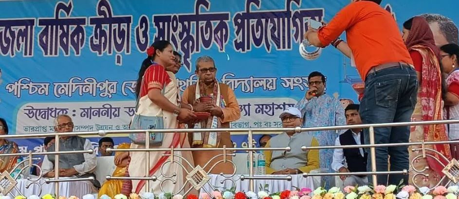 পশ্চিম মেদিনীপুর জেলা বার্ষিক ক্রীড়া ও সাংস্কৃতিক প্রতিযোগিতার শুরু হলো চন্দ্রকোনা রোড ফুটবল ময়দানে !