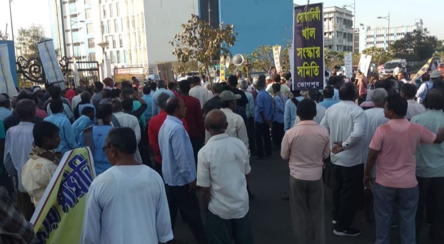 সোয়াদিঘী খাল সেচ দপ্তরের পূর্বের কাটিং চার্ট অনুসারে আগামী বর্ষার পূর্বে পূর্নাঙ্গ সংস্কার সহ ৫ দফা দাবীতে জেলা শাসক দপ্তরে ভুক্তভোগীদের   বিক্ষোভ!