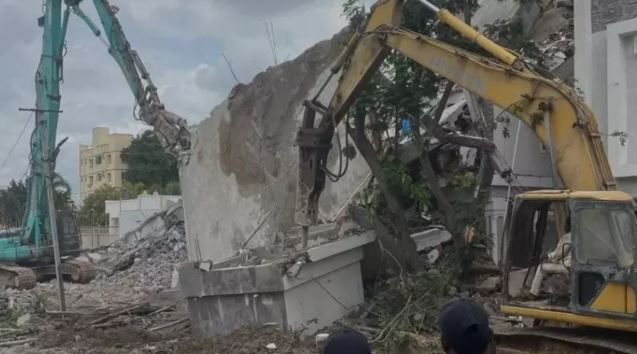 ৭ দিনের মধ্যে ভেঙে ফেলতে হবে হলদিয়া মেছেদা রাজ্য সড়কের পাশে থাকা অবৈধ দোকান!