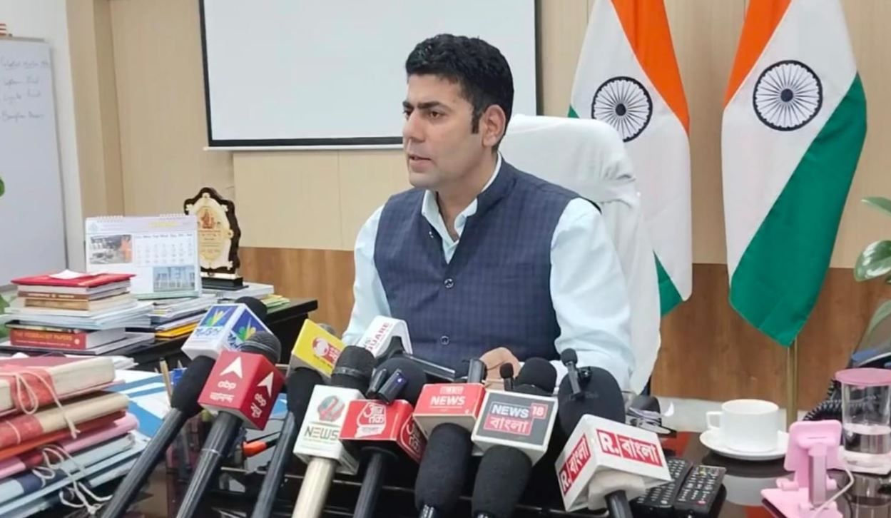 মাধ্যমিক পরীক্ষা নিয়ে সংবাদ মাধ্যমের মুখোমুখি পশ্চিম মেদিনীপুরের জেলা শাসক!