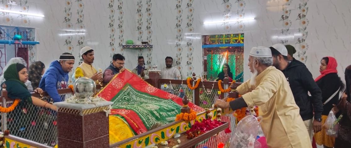 মেদিনীপুর শহরের LIC মোড়ে অবস্থিত হজরত পীর পাহেল ওয়ান বাবার মাজার শরীফে  ৮৩ তম বর্ষ ঊরুষ উৎসব পালন!