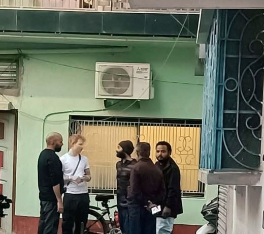 ব্রিটিশ গায়ক এড শিরনকে সোমবার দেখতে পাওয়া গেল মুর্শিদাবাদের প্রত্যন্ত জিয়াগঞ্জে অরিজিৎ সিং–এর বাড়িতে!