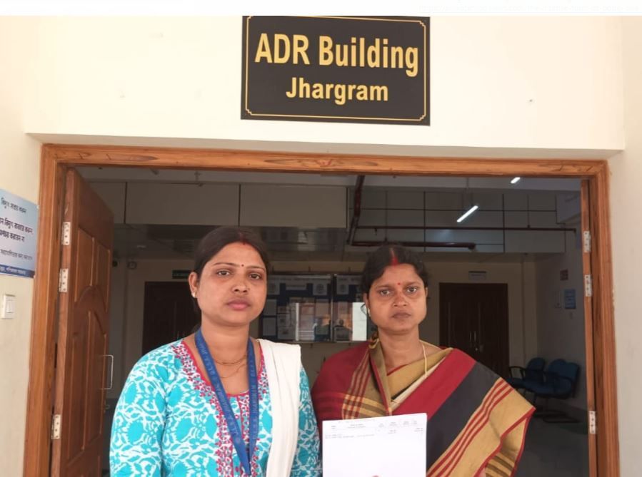 ঝাড়গ্রাম জেলার আইনি পরিষেবা কর্তৃপক্ষের হস্তক্ষেপে মেয়ের বিয়ে দিতে পারবেন চোরচিতা গ্রামের রুমা ভদ্র!