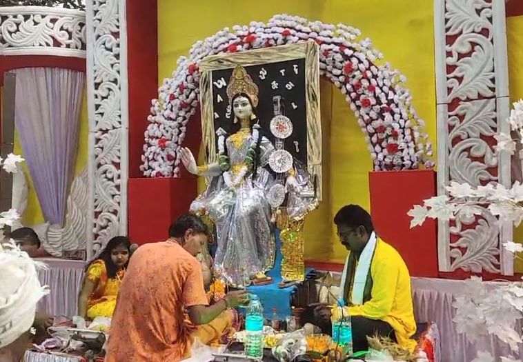 প্রেস ক্লাব অব খড়গপুরের উদ্যোগে  সরস্বতী পুজোয় পরিবেশ সচেতনতা বার্তা!