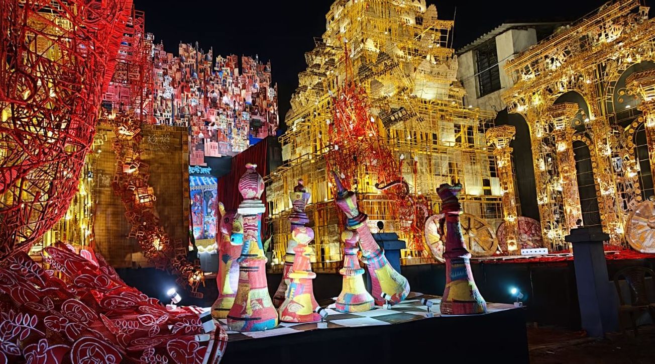 সিংহাসন এবং ক্ষমতার লড়াইকে কেন্দ্র করে সরস্বতী পুজোর অভিনব থিম কুরুক্ষেত্র!