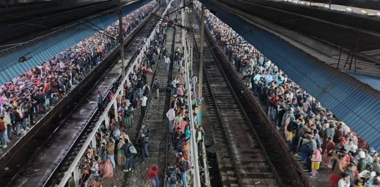 দিল্লি স্টেশনে পদপিষ্টের ঘটনায়,হুড়োহুড়ির মধ্যে পড়ে প্রাণ গেল অন্তত ১৮ জনের!