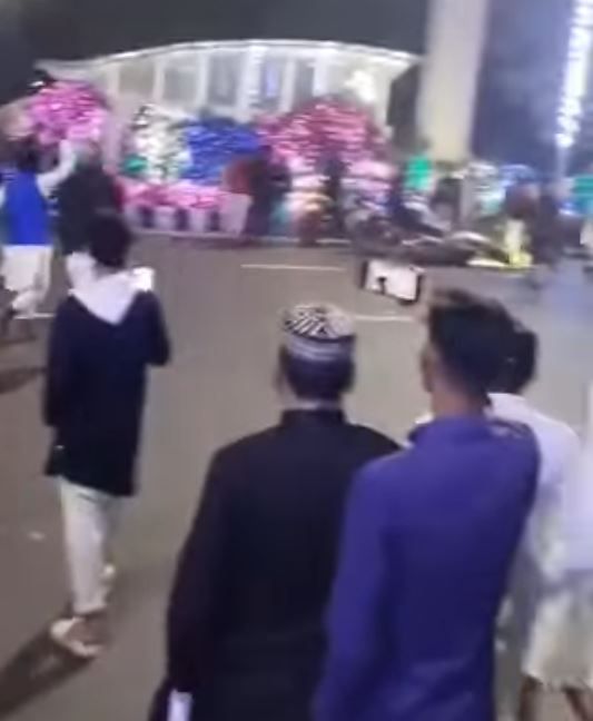 বিশ্ববাংলা গেটের কাছে শবে বরাতে রাতে বাইক স্টান্ট!