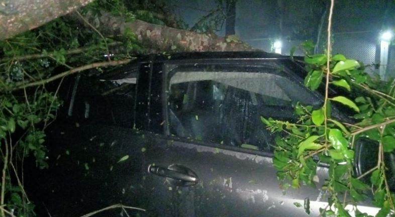 মঙ্গলবার সন্ধ্যায় ঝড় ও শিলাবৃষ্টিতে বিপর্যস্ত হয়ে পড়ে  খড়গপুর এলাকার!