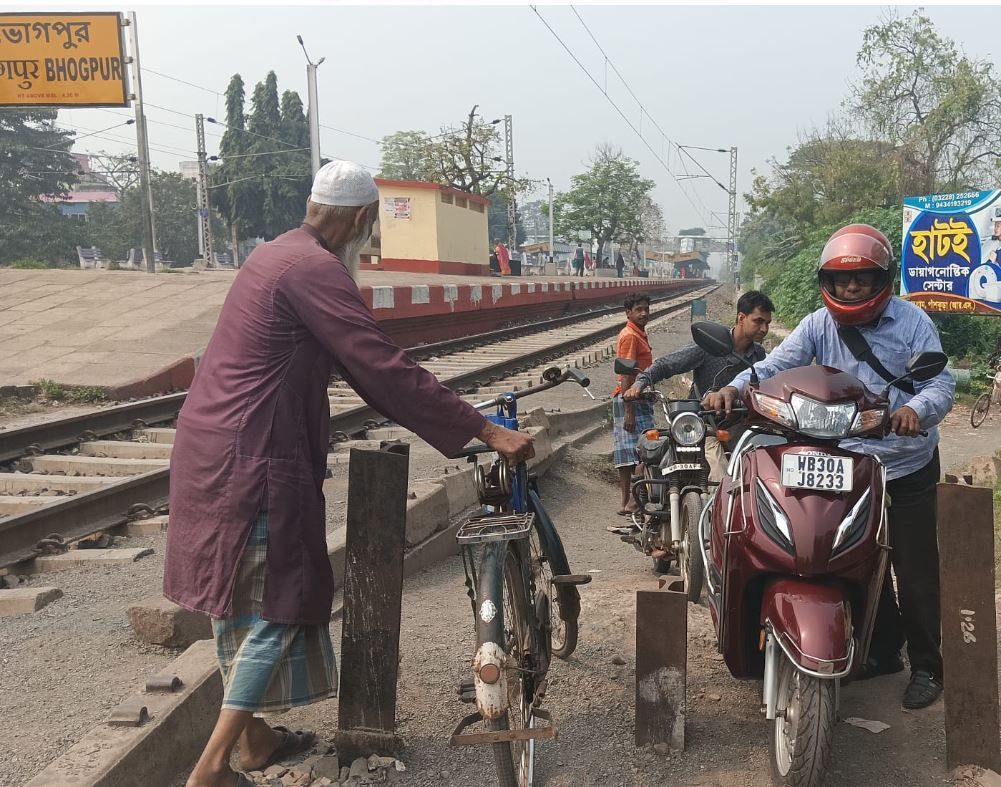 ভোগপুর লেবেল ক্রসিং-এ গাড়ী যাতায়াত বন্ধ করে লোহার পুল পুঁতে দেওয়ায় বাসিন্দাদের মধ্যে তীব্র ক্ষোভ!