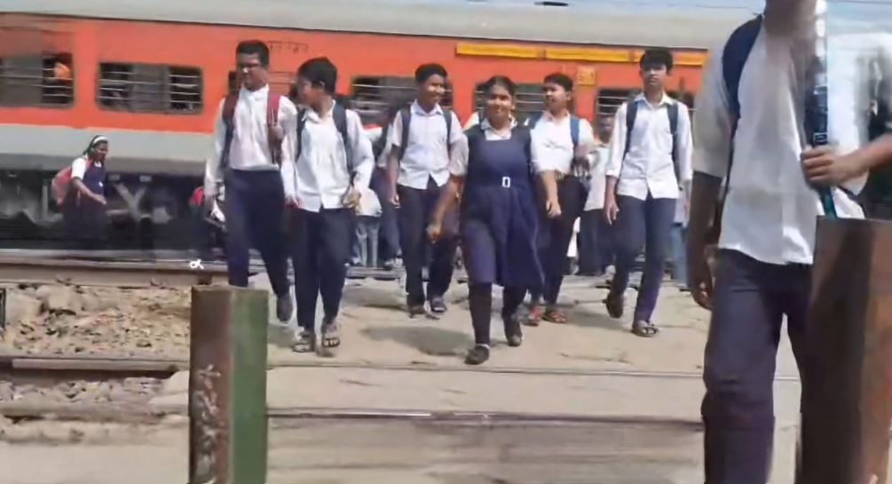 ভোগপুর লেবেল ক্রসিং-এ গাড়ী যাতায়াত বন্ধ করে লোহার পুল পুঁতে দেওয়ায় বাসিন্দাদের মধ্যে তীব্র ক্ষোভ!