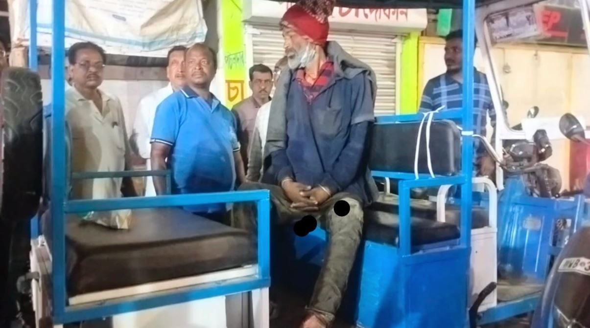 মেদিনীপুর শহরে চা দোকানে মানসিক ভারসাম‍্যহীন ব্যক্তিকে চিকিৎসা!