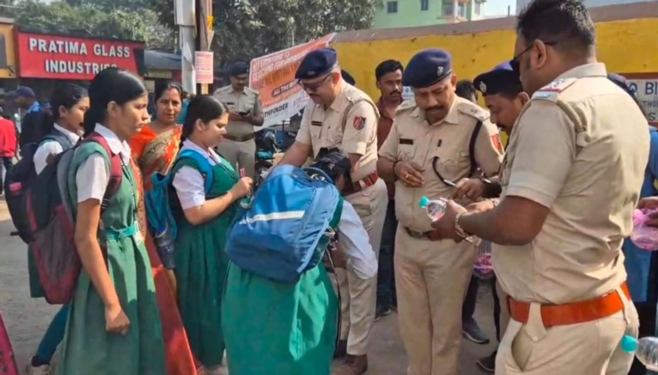 মাধ্যমিক পরীক্ষার্থীদের সুষ্ঠু ভাবে পরীক্ষাকেন্দ্রে পৌঁছে দিতে একগুচ্ছ পশ্চিম মেদিনীপুর জেলা পুলিশের!