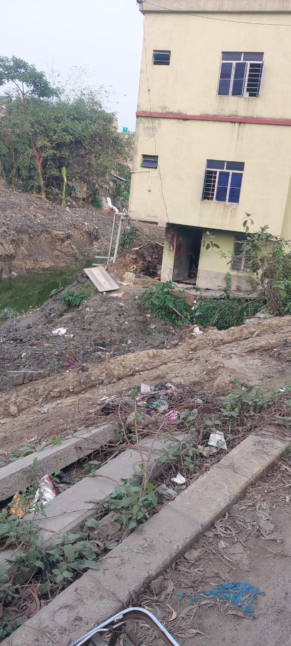 "গঙ্গাখালি খাল" সংস্কারের কাজ পরিদর্শনের সময় জেলা শাসকের নির্দেশে অবৈধ নির্মাণ ভাঙার ,তারপরও নির্মাণকার্য চলছে জোরকদমে!