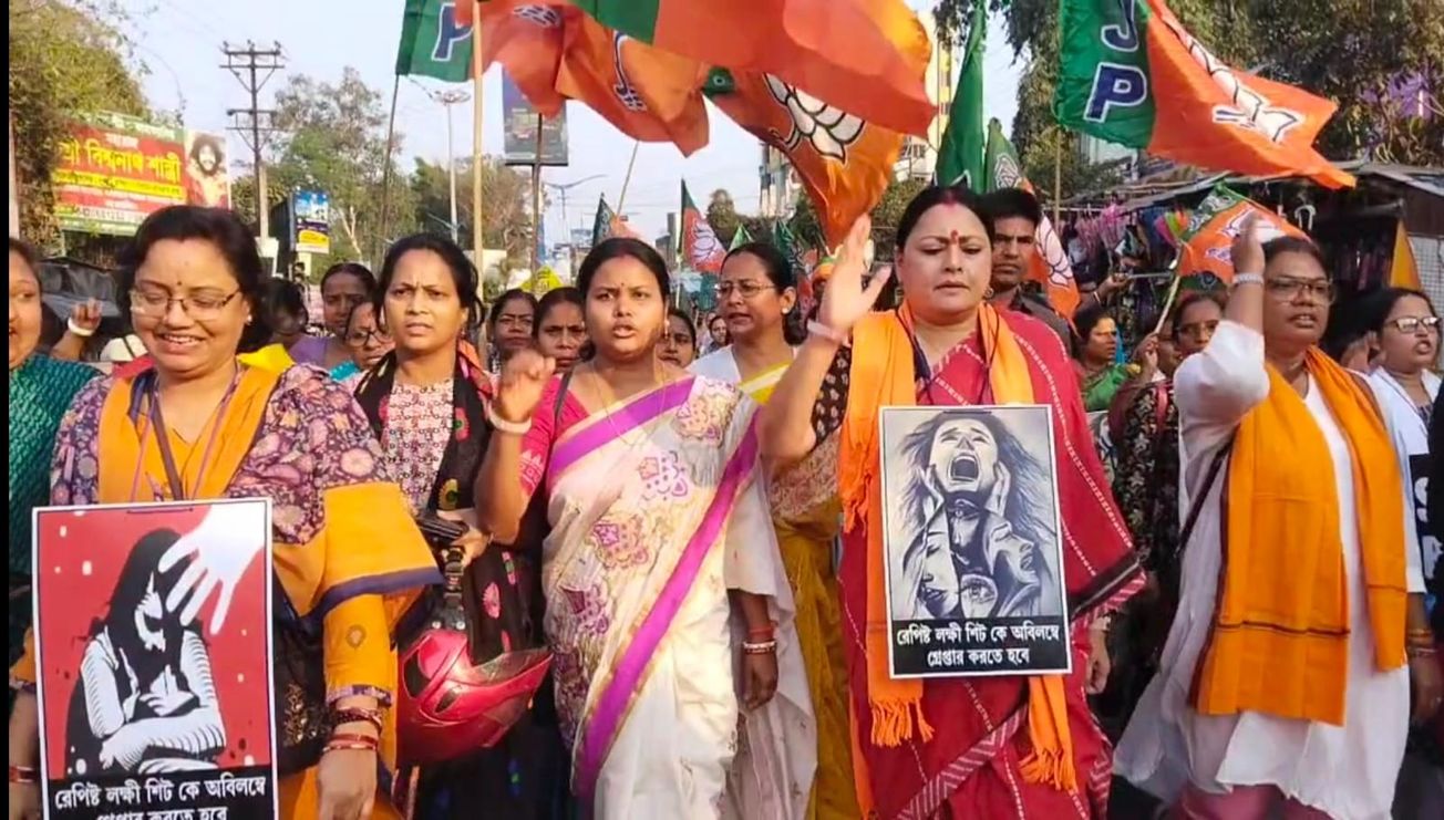 জেলা শাসক দপ্তরের বাইরে  কালেক্টরেটে মূল রাস্তার উপরে বিক্ষোভ!