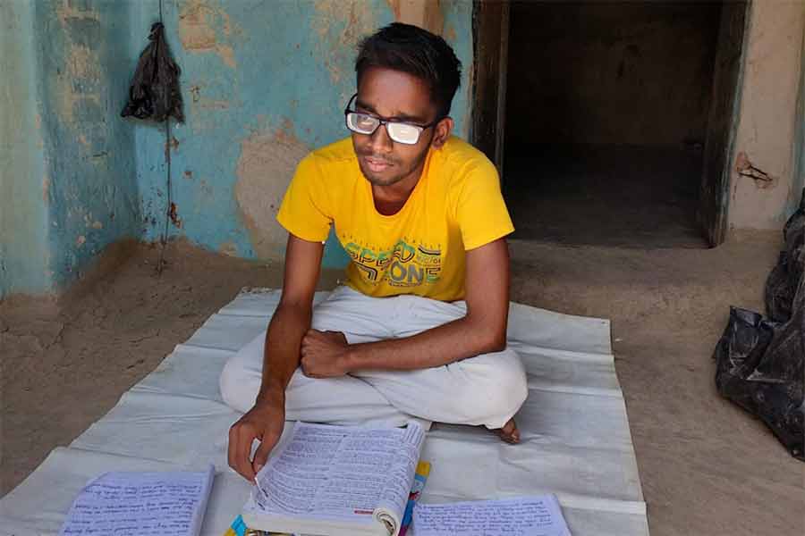 মারণ-ব্যাধি ব্লাড ক্যানসারের সঙ্গে লড়েই উচ্চ মাধ্যমিক পরীক্ষা দিচ্ছে অভিজিৎ!