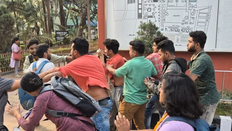 মেদিনীপুর কলেজে তুলকালাম,সোমবার সকালে এসএফআই  এবং টিএমসিপি এর মধ্যে সংঘর্ষ!