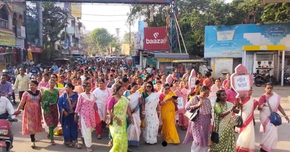বিশ্ব নারী দিবস পদযাত্রার মধ্যে দিয়ে পালন করলো মেদিনীপুরের তৃণমূল মহিলা কংগ্রেস!