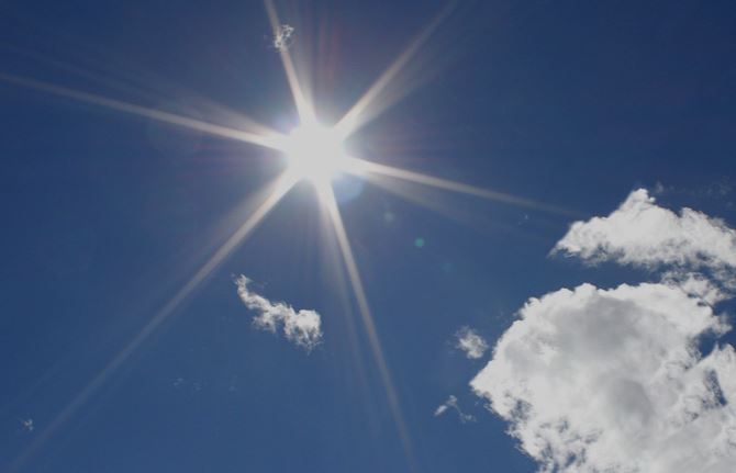 তাপপ্রবাহ পরিস্থিতিতে সুস্থ থাকতে কী করবেন - জানালেন জেনারেল মেডিসিন বিশেষজ্ঞ চিকিৎসক ডাঃ শুদ্ধসত্ত্ব চট্টোপাধ্যায়!