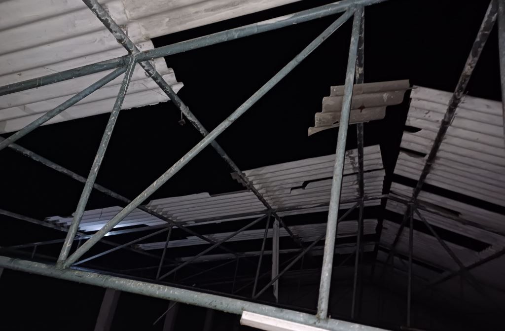 সোমবার সন্ধ্যায় ঝড়ের তাণ্ডবে লন্ডভন্ড ঝাড়গ্রামের সাঁকরাইলের বিস্তীর্ণ এলাকা!