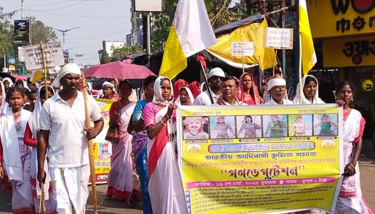 ভারতীয় আদিবাসী ভূমিজ সমাজ এর পক্ষ থেকে বিভিন্ন দাবিতে পশ্চিম মেদিনীপুরের জেলা শাসককে ডেপুটেশন!