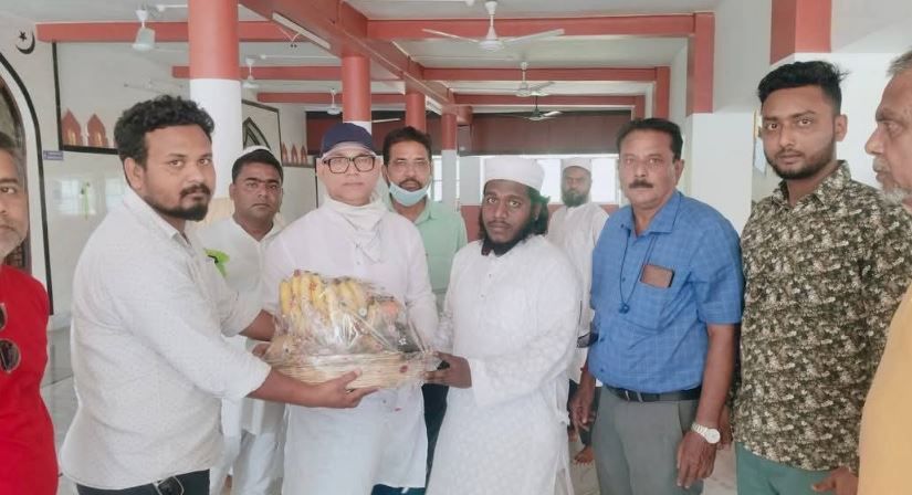 মেদিনীপুর শহরের বিভিন্ন মসজিদ গুলিতে ইফতার সামগ্রী ও নতুন পোশাক তুলে দিলেন মেদিনীপুরের বিধায়ক ও শহর তৃণমূল যুব কংগ্রেস সদ্যসরা!