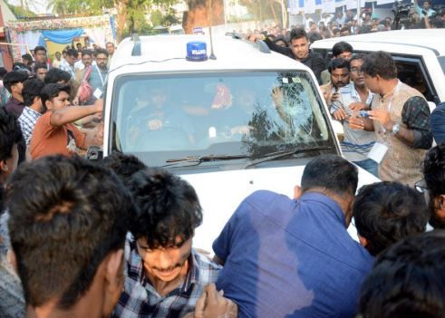 শিক্ষামন্ত্রীর গাড়িতে লেখা হল 'চোর', ভাঙা হল কাচ!