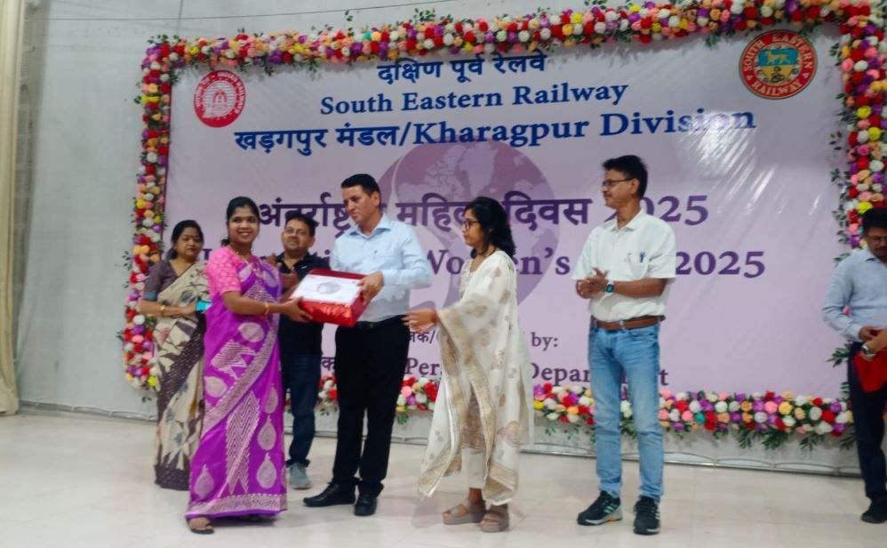 মহিলা কৃতিত্বকে সম্মান জানিয়েছে খড়গপুর রেল কর্তৃপক্ষ!