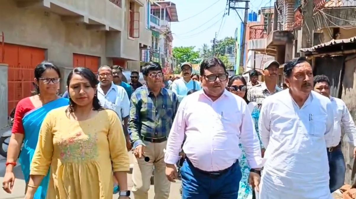 চৈত্র মাস পড়তে না পড়তেই তীব্র গরমে ভোগান্তি শুরু মেদিনীপুর শহরবাসীর!