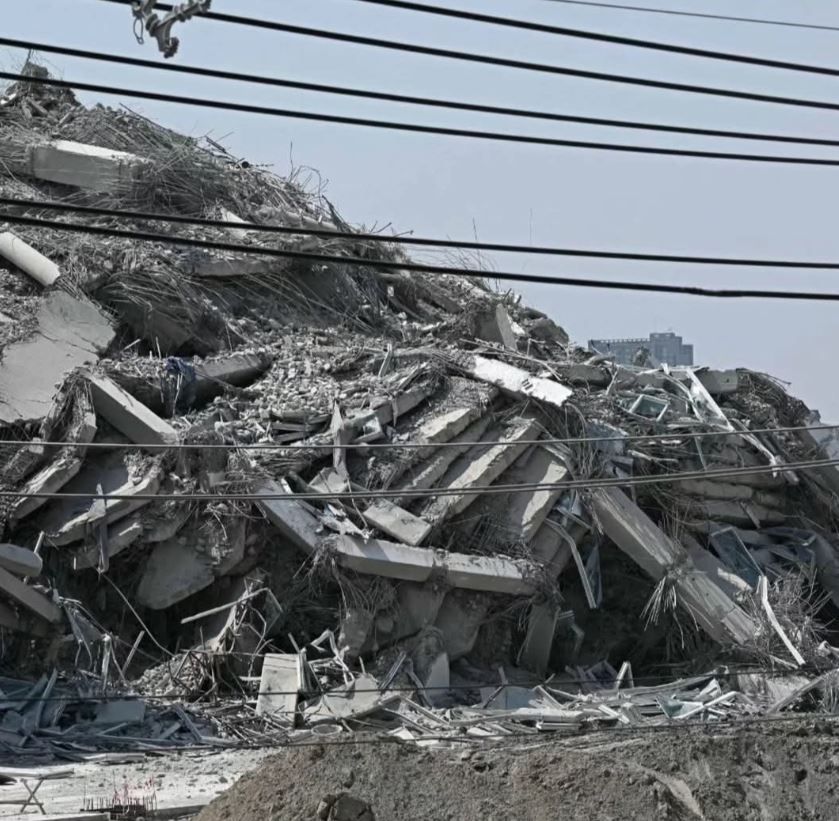 ভয়াবহ ভূমিকম্পে থাইল্যান্ডের রাজধানী ব্যাংককে, ফলস্বরূপ থাইল্যান্ডে তাসের ঘরের মতো ধসে গিয়েছে এক বিশাল বহুতল বাড়ি!