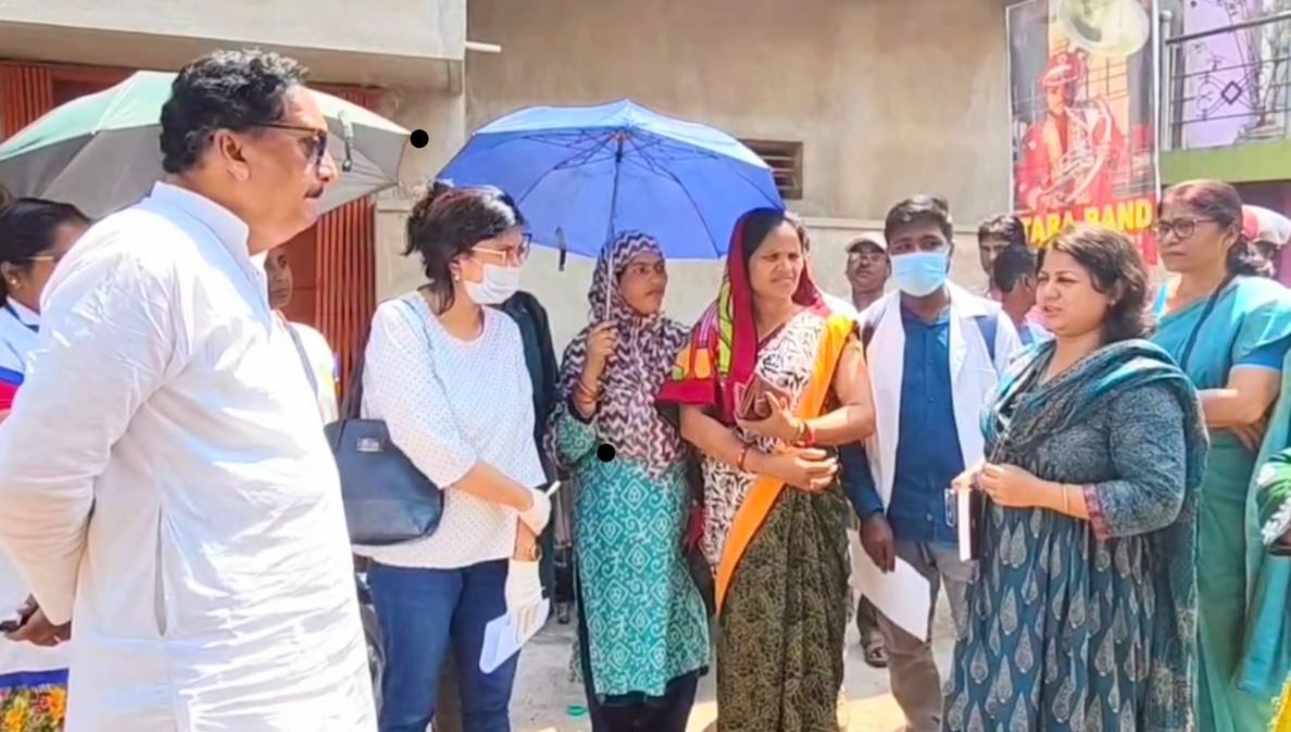 মেদিনীপুর পৌরসভার ২২ নম্বর ওয়ার্ডে প্রায় ২৪ জন জন্ডিসে আক্রান্ত,এলাকা পরিদর্শনে এলেন  নগর উন্নয়ন ও পুরক বিষয়ক দপ্তরের কলকাতার প্রতিনিধিরা!