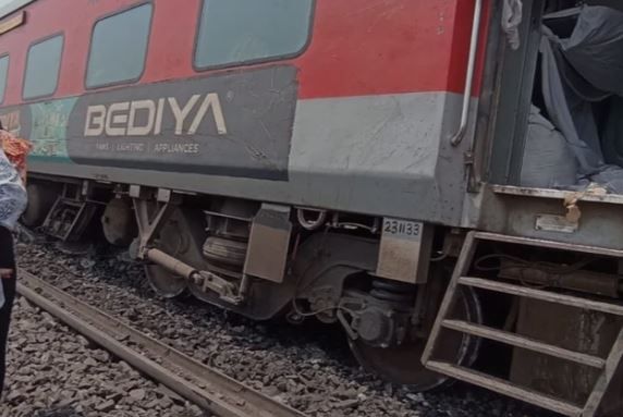 ১২৫৫১ বেঙ্গালুরু আসাম কামাখ্যা এক্সপ্রেসের এসি কোচ লাইনচ্যুত!