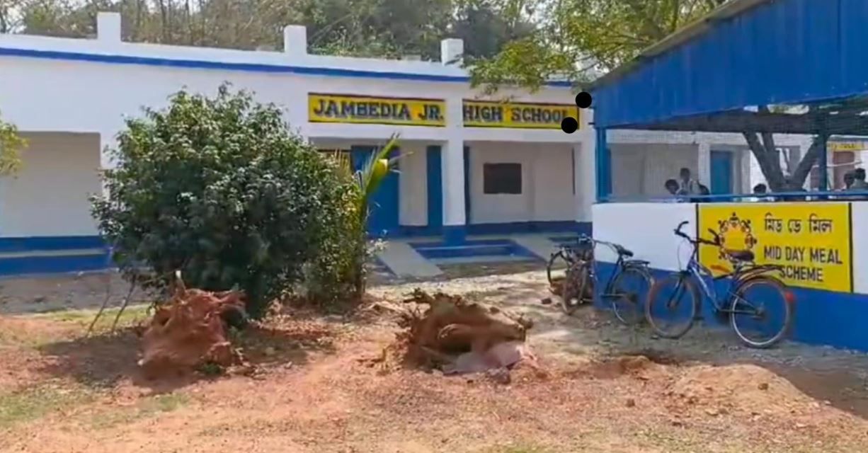 শালবনীর জামভেদিয়া জুনিয়র উচ্চ বিদ্যালয়  নিম্নমানের সামগ্রী ব্যবহারের অভিযোগ গ্রামবাসীদের!