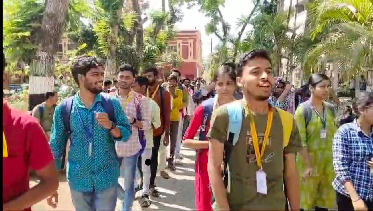 মেদিনীপুর কলেজে প্রতিবাদ বিক্ষোভ কলেজ পড়ুয়াদের!