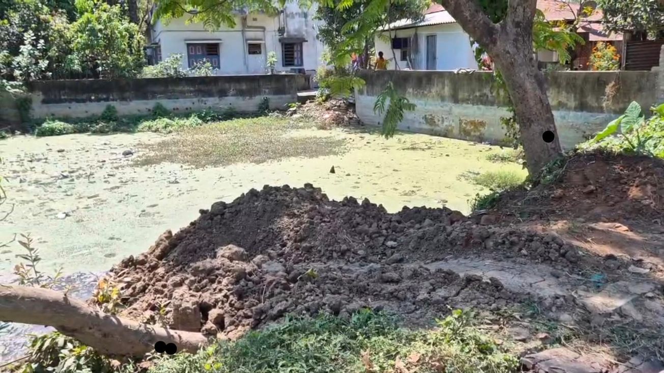 বেআইনি ভাবে পঞ্চায়েত সদস্যার আত্মীয়ের পুকুর ভরাট চলছে জোর কদমে!