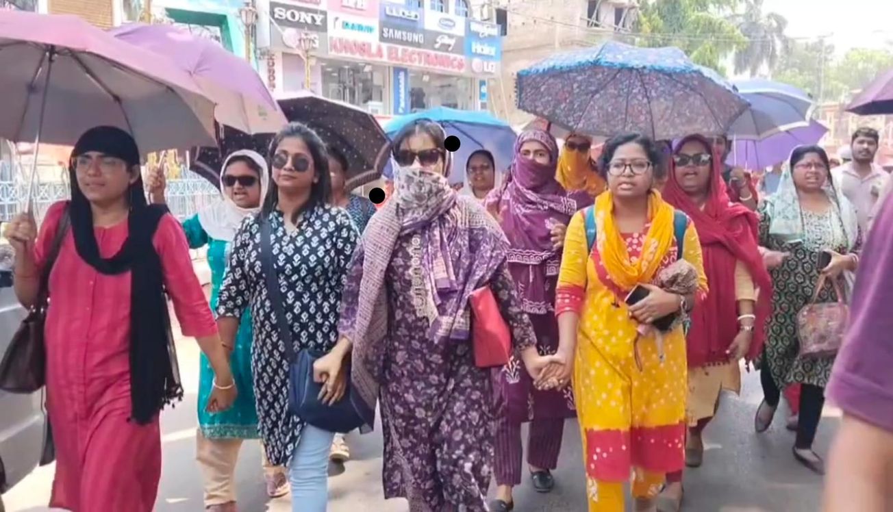 মেদিনীপুরের রাস্তায় আগুন জ্বালালেন শিক্ষক-শিক্ষিকারা!