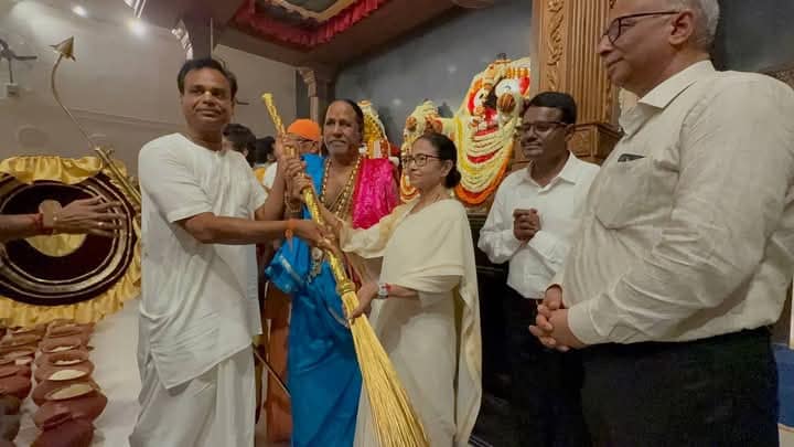 দীঘার জগন্নাথ মন্দিরের সোনার ঝাঁটা উপহার দিলেন মুখ্যমন্ত্রী!