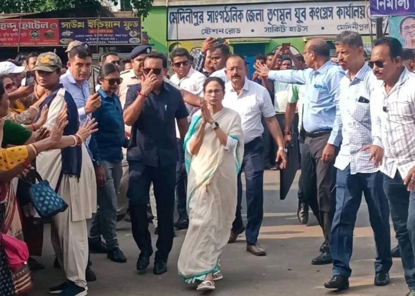 শালবনীতে জিন্দাল পাওয়ার প্ল্যান্টের শিলান‍্যাস করে   রাজ্যের মুখ্যমন্ত্রী মেদিনীপুরে সার্কিট হাউজে পায়ে হেঁটে প্রবেশ করেন !