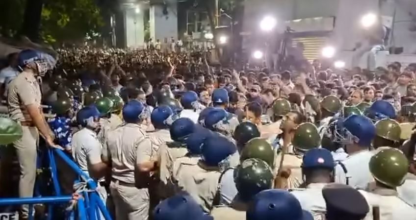 কলকাতার এসএসসি ভবনের বাইরে ক্ষোভে ফেটে পড়ছেন চাকরিহারা শিক্ষকরা!