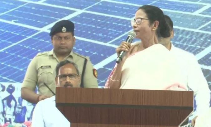 মঙ্গলবার মেদিনীপুর কলেজ মাঠে প্রশাসনিক সভা থেকে বাংলার বাড়ি নিয়ে মুখ্যমন্ত্রীর কড়া বার্তা, আপনারা থানায় গিয়ে অভিযোগ করুন!