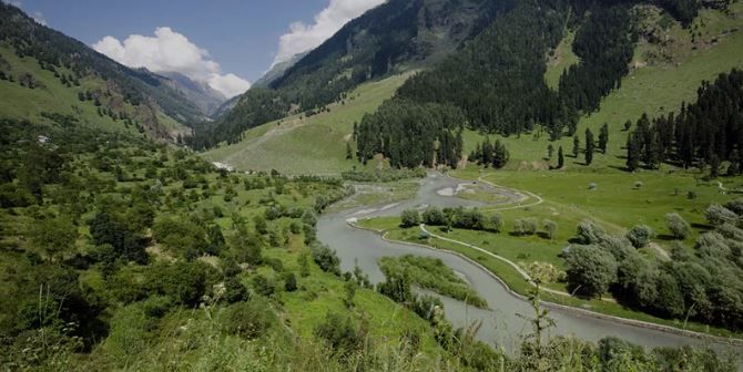 মঙ্গলবার জম্মু ও কাশ্মীরের দক্ষিণ  পহেলগাঁওয়ে পর্যটকদের উপর জঙ্গি হামলার,মৃতের সংখ্যা বেড়ে ২৭!