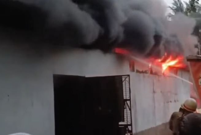 মেদিনীপুর শহরে প্লাস্টিকের গোডাউনে বিধ্বংসী আগুন!