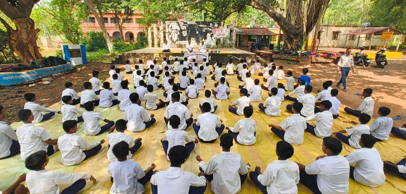 পশ্চিম মেদিনীপুর জেলার শালবনী ব্লকের গোদাপিয়াশাল এম জি এম স্কুলের মিনি শান্তিনিকেতন পরিবেশে যোগ শিবির!