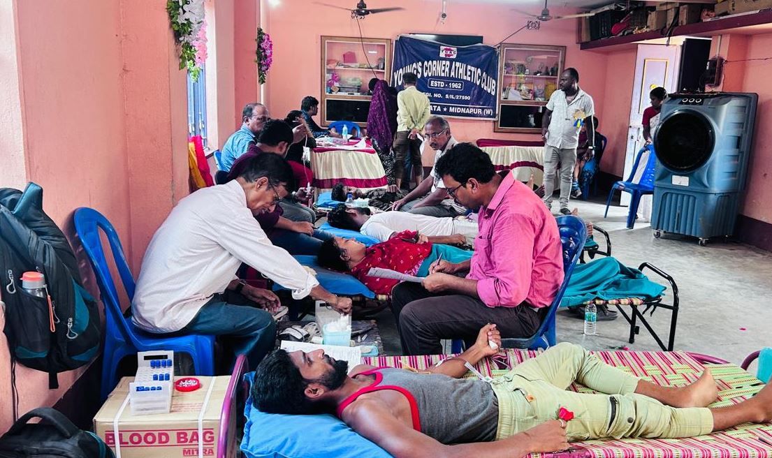 মেদিনীপুর শহরের পাথরঘাটা ইয়ংস কর্ণার এ্যাথলেটিক ক্লাবের উদ্যোগে রক্তদান শিবির!