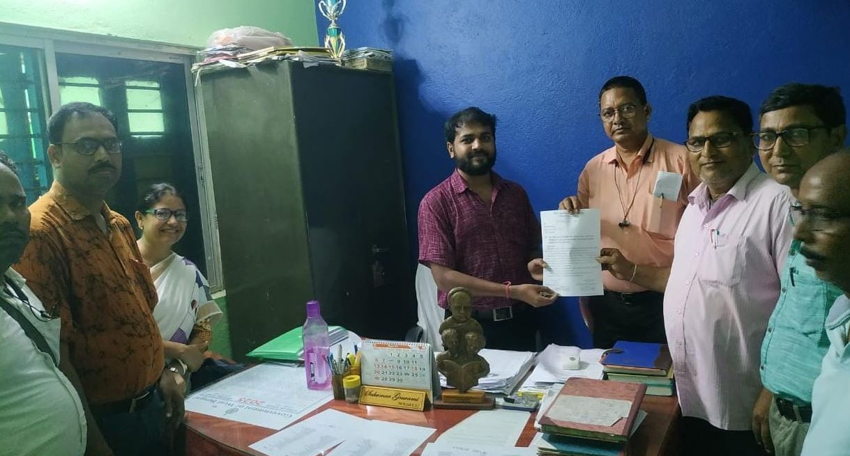 দ্বাদশ শ্রেণীর সরকারি পুস্তকগুলি দ্রুত বিদ্যালয়ে পাঠানোর দাবিতে গোয়ালতোড় ও চন্দ্রকোনা রোড়ে ডেপুটেশন দিলো  এবিটিএ!