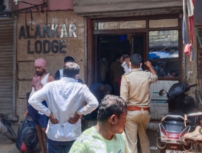 খড়গপুরের গোলেবাজারে অলংকার লজে এক যুবকের পচা দেহ উদ্ধার হলো!