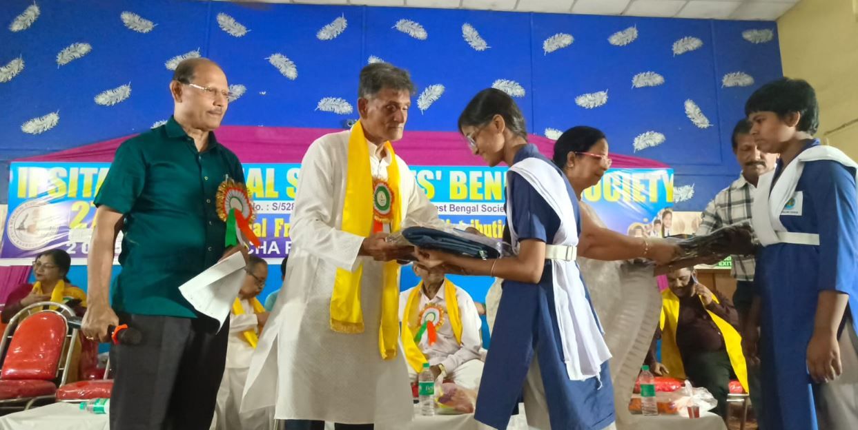 খড়গপুরে ঈপ্সিতার  মেমোরিয়াল স্টুডেন্টস বেনিফিট সোসাইটির উদ্যোগে  পাঠ্য সামগ্রী বিতরণ!