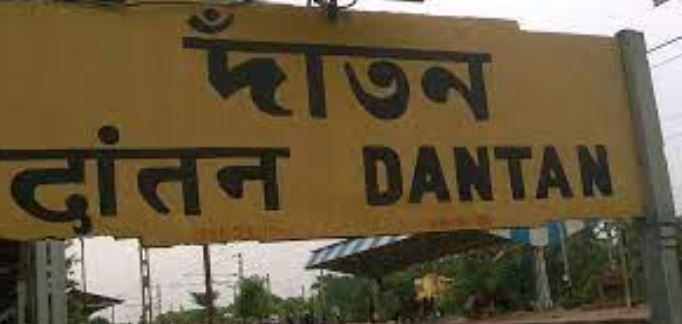 পশ্চিম মেদিনীপুর জেলা দাঁতনে সোমবার সকাল নাগাদ আকাশ থেকে কী একটা পড়ল পুকুরে,চাঞ্চল্য এলাকায়!